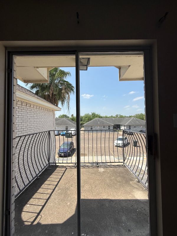Building Photo - 1800 Oasis Dr
