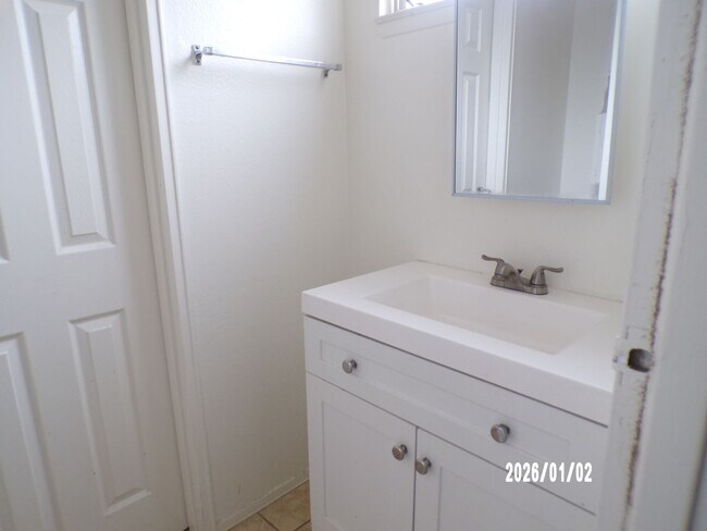 Building Photo - Clean One Story with 1219 sq. ft.