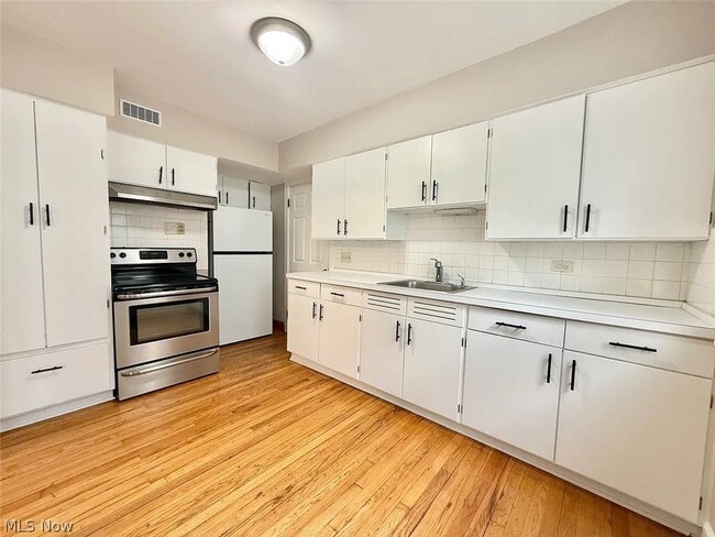 Building Photo - 2171 Lincoln Ave