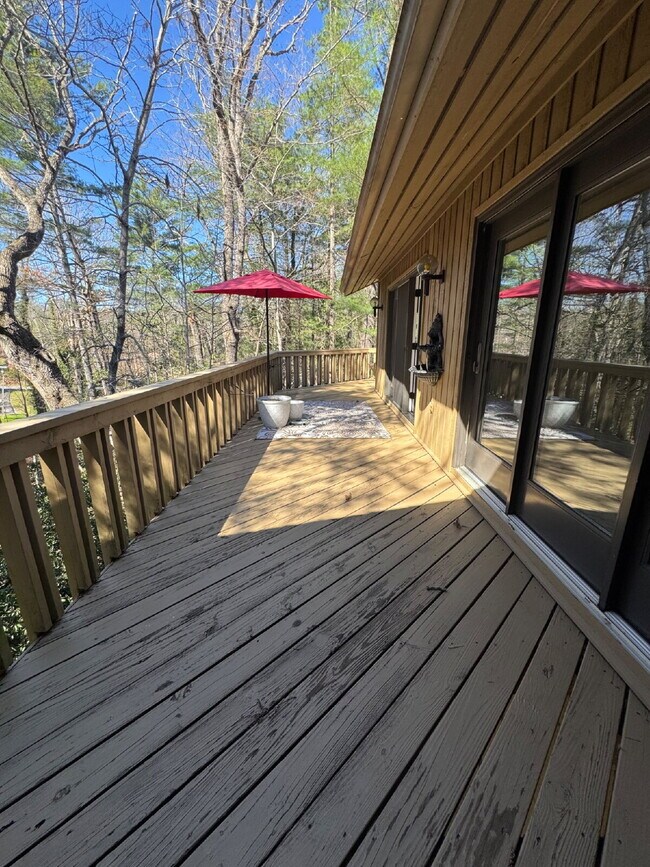 Building Photo - "Charming 2-Bedroom Condo with Cozy Fireplace in Hendersonville – 1603 Sq Ft of Comfort!"