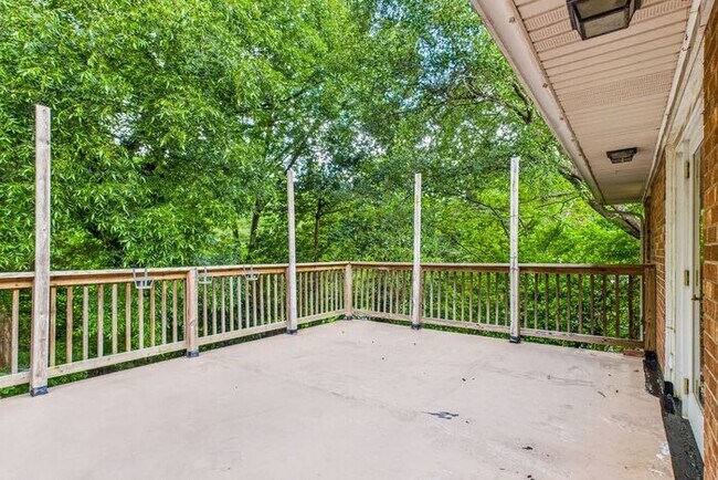 Building Photo - Large Home in Guilford Hills, Hardwood Flo...