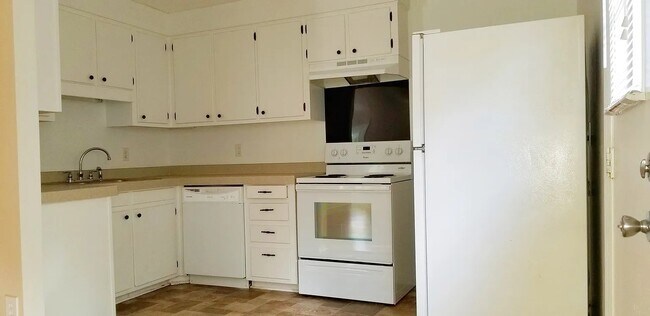 Building Photo - 805 Sandpiper Dr
