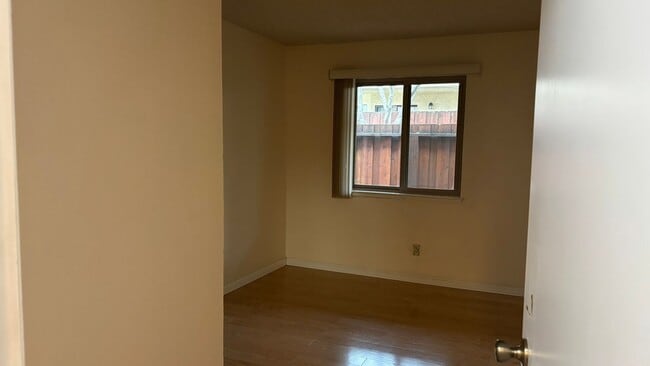 Building Photo - Spacious 3 bed/2 bath condo in Desirable Valley Crest