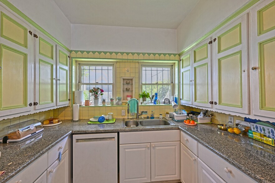 Building Photo - 657 S La Jolla Ave