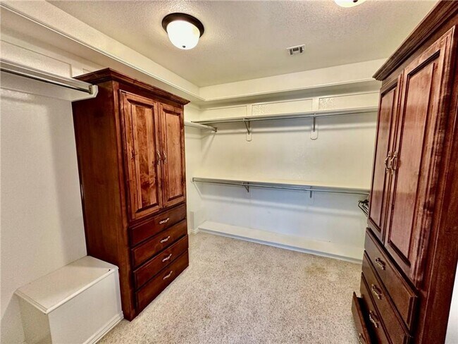 Building Photo - Prime Location 4 Bedroom 3 1/2 bath 2 garages!
