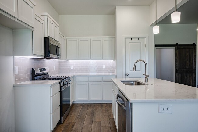 Building Photo - Welcome Home! This beautiful 3 bed home in...
