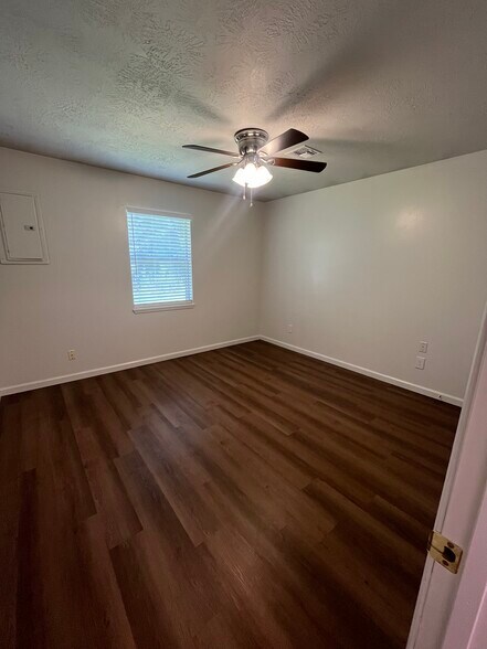 Building Photo - 1102 Shellie Ln