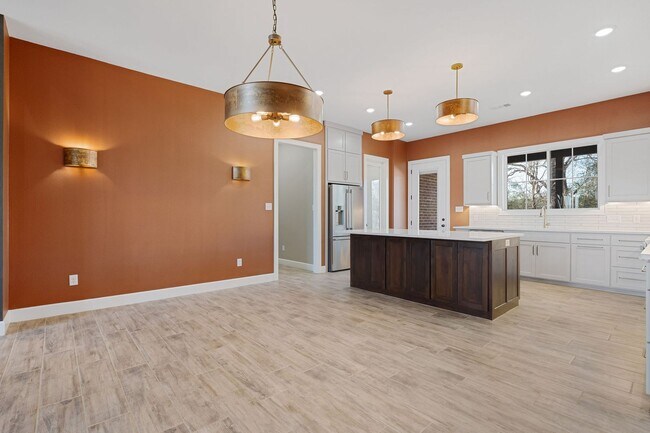 Building Photo - 405 Waggoner Ln