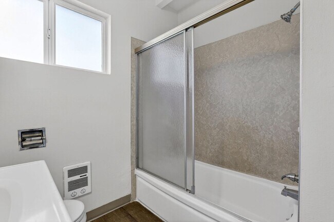 Building Photo - 1106-1112 NE 81st