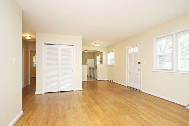 Building Photo - Student & Pet-Friendly UVA Area Rental