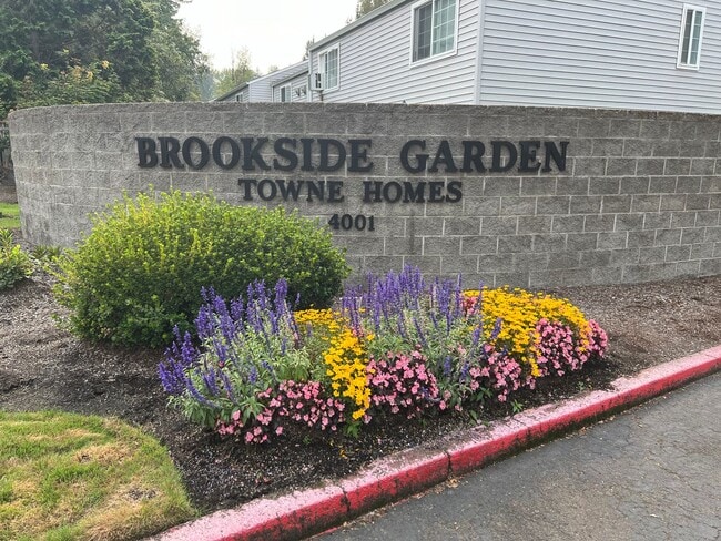 Building Photo - Two Bedroom Townhouse in South Salem with ...