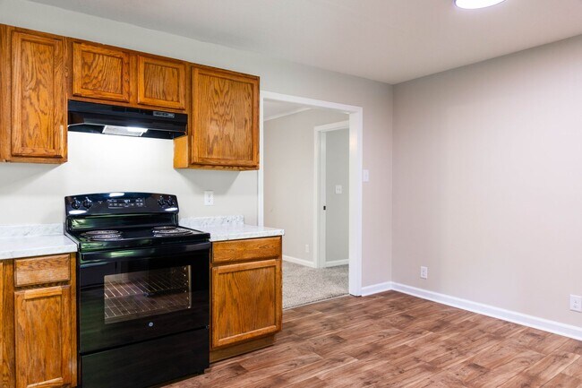 Building Photo - Charming Three Bedroom Home with Natural P...