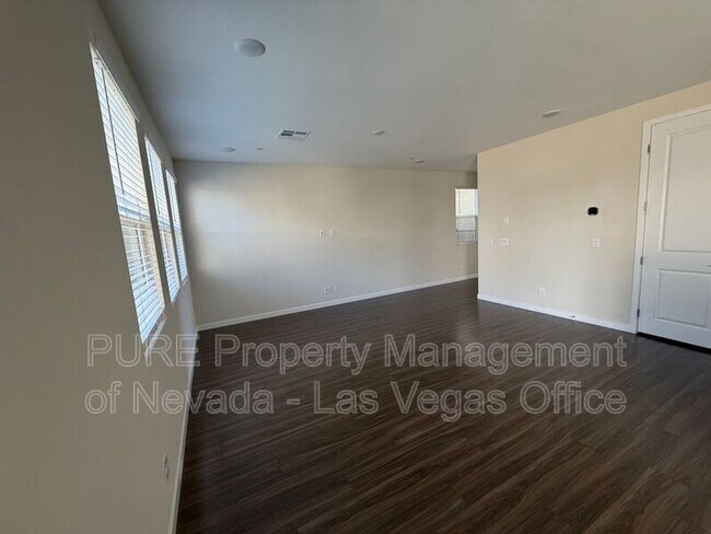 Building Photo - 10661 Valletta Ave