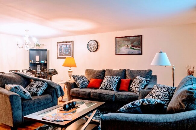 Building Photo - 2 Wimbledon Ln