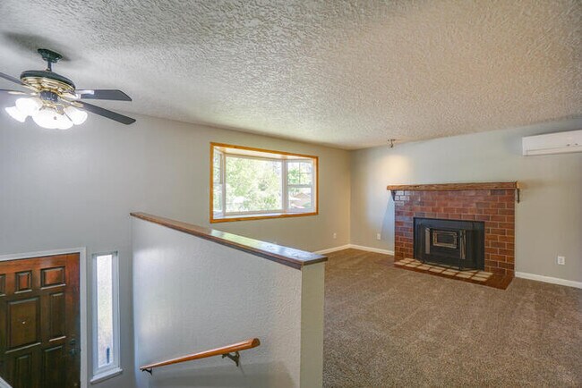 Building Photo - THREE BEDROOM NEAR LENA PARK