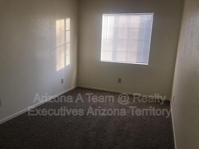 Building Photo - 4538 E Lester St