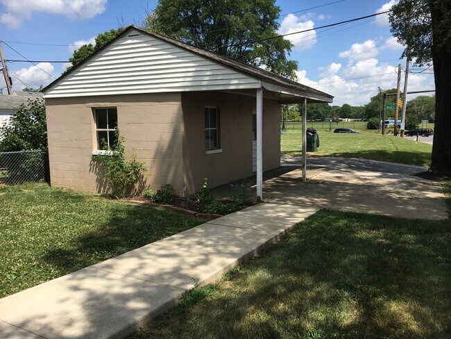 Building Photo - **2-BEDROOM HOUSE W/ DETACHED GARAGE IN BE...
