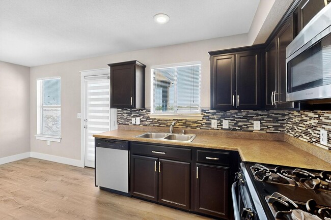 Building Photo - Two story 3 bedroom 2.5 bath in Santa Tere...