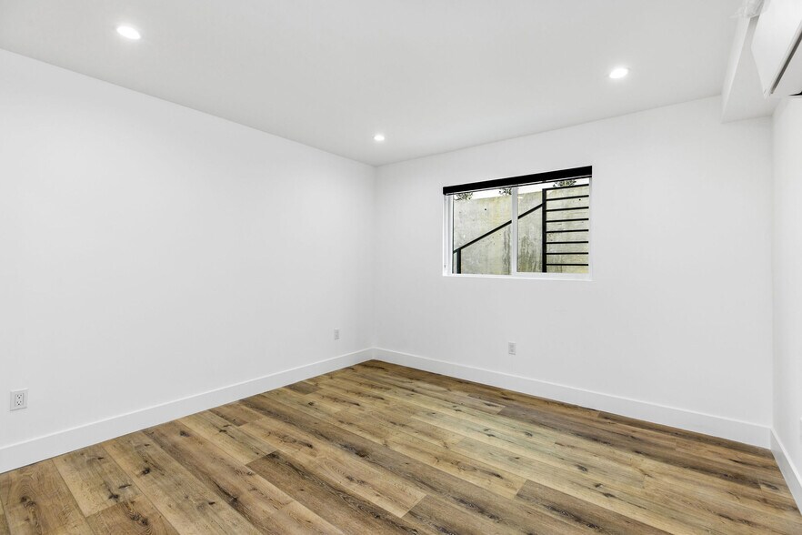 Building Photo - 571 N Mariposa Ave