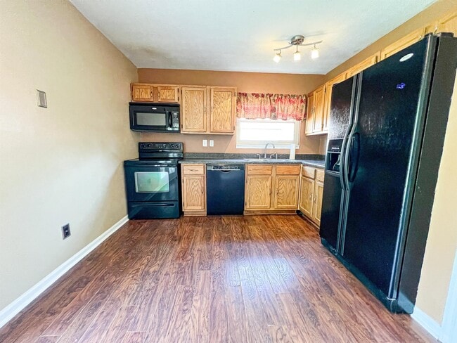 Building Photo - 1559 Summerhill Dr