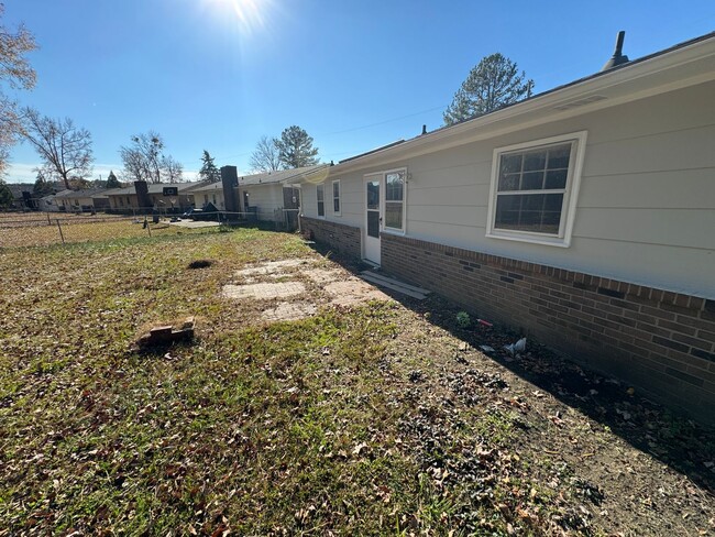 Building Photo - 3 Bedroom House in Overton Hills Subdivision