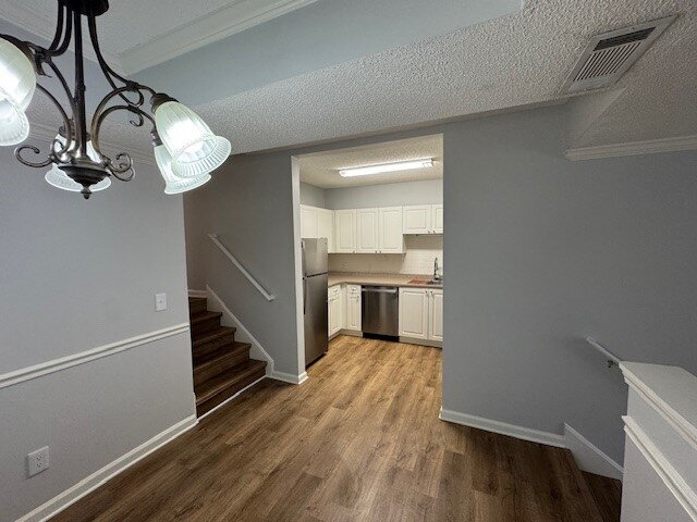 Building Photo - Beautiful 2 bedroom townhouse located at F...