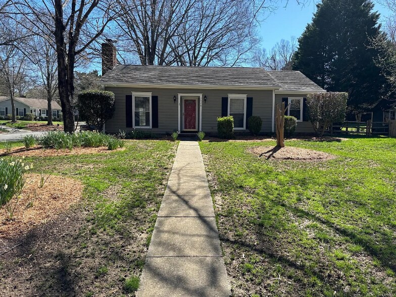 Building Photo - 2428 Birnen Dr