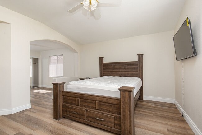 Building Photo - Recently renovated 4 br home in the Southwest