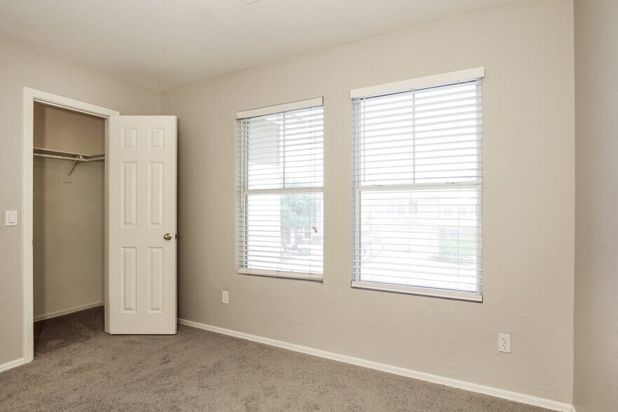 Building Photo - 14892 W Laurel Ln