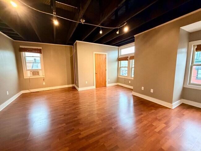 Building Photo - 3947 Mintwood St