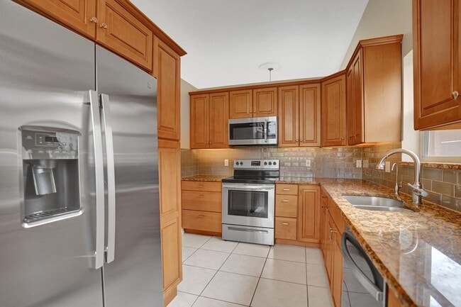 Building Photo - 16658 La Mesa Dr