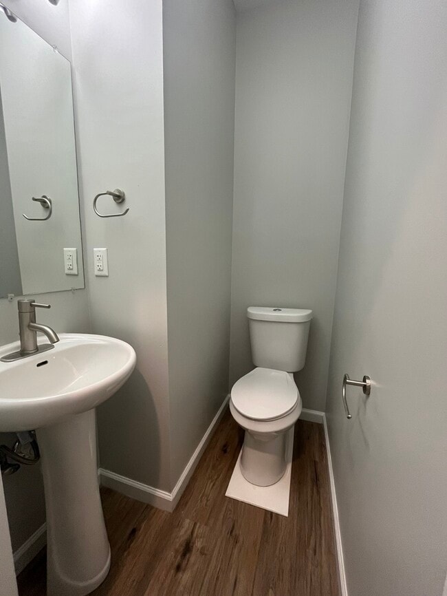 Building Photo - 3-Bedroom Townhome