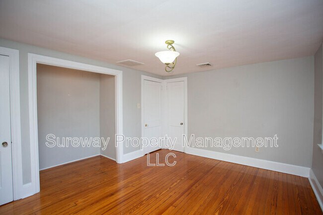 Building Photo - 319 N Newton Lake Dr