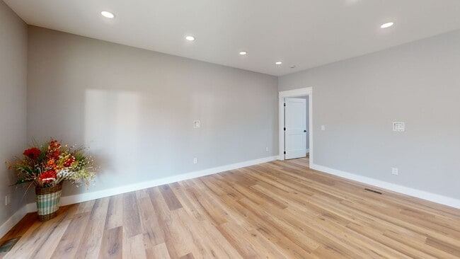 Building Photo - 1209 Hedge Ave