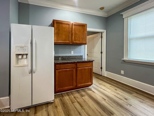 Building Photo - 136 E 6th St