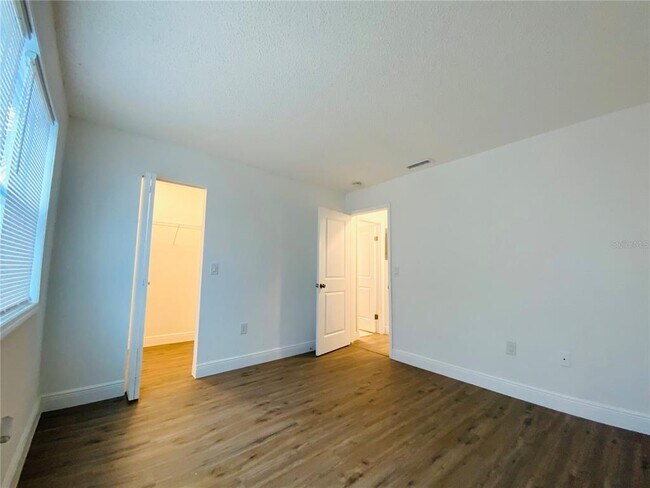 Building Photo - 305 Wellington Ct