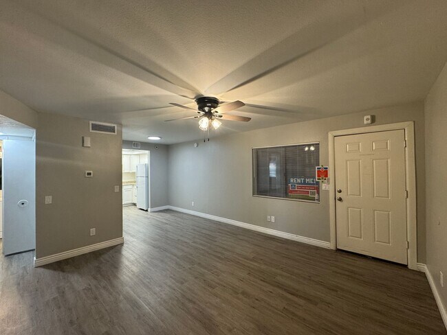 Building Photo - 2 Bedroom in the El Tovar Condominiums Nea...