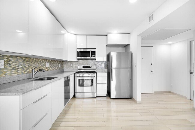 Building Photo - 2030 S Ocean Dr