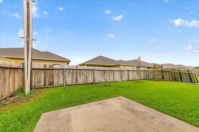 Building Photo - 3810 Los Arroyos Dr