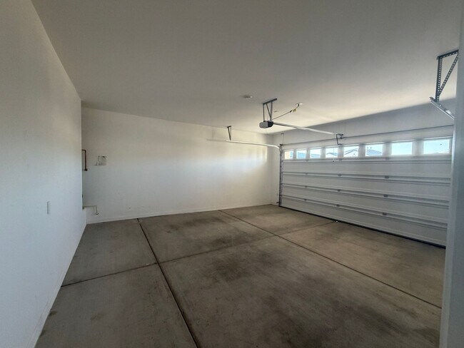 Building Photo - 40916 W Shaver Dr
