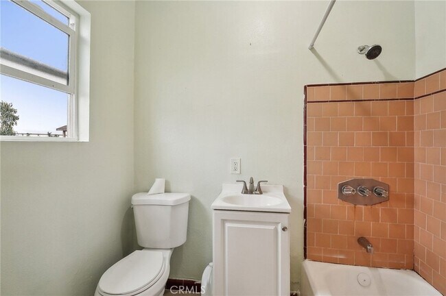 Building Photo - 122 W 110th St