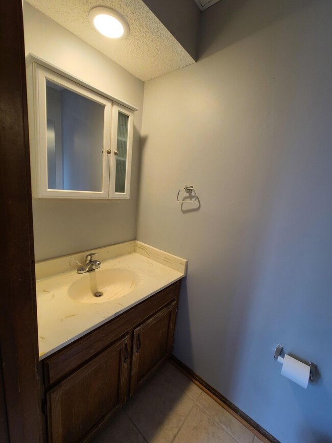 Building Photo - 2 Bedroom 1.5 Bath Townhome