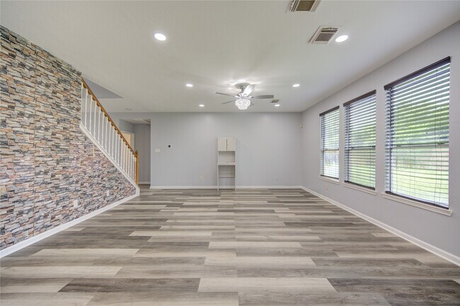 Building Photo - 9351 Royal Way