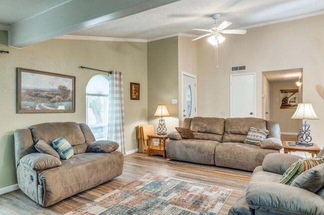 Building Photo - 3614 Pinoak Dr