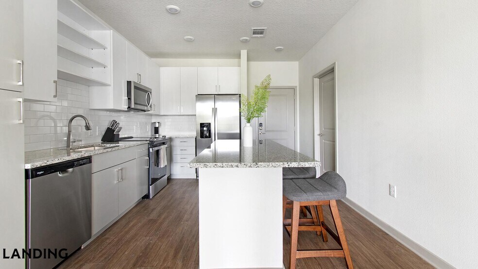 Building Photo - 7311 Baymeadows Way