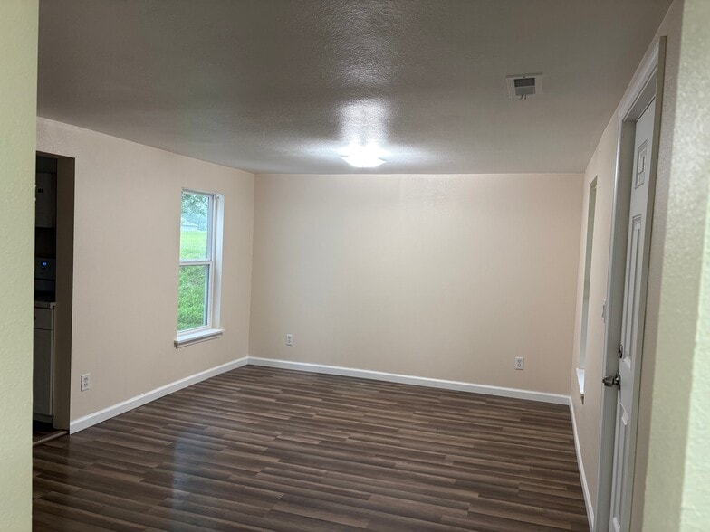 Building Photo - 1381 W Gooch Rd