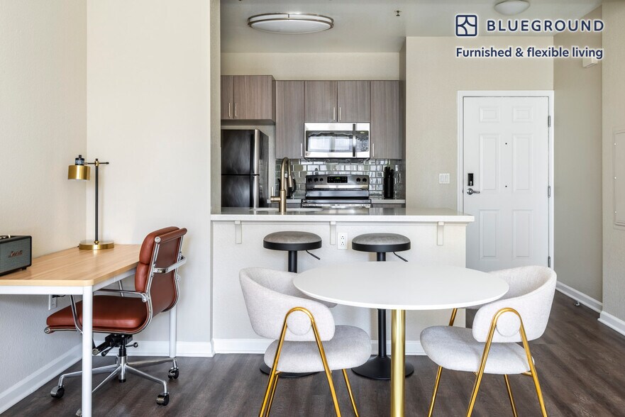 Building Photo - 5684 Bay St