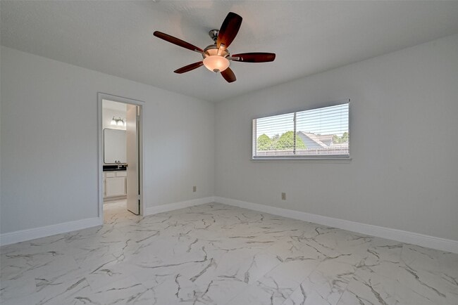 Building Photo - 16015 Surrey Woods Dr