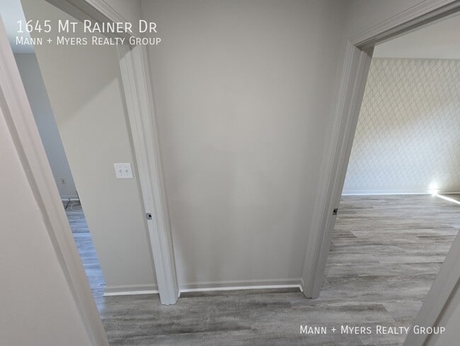 Building Photo - 1645 Mount Rainer Dr