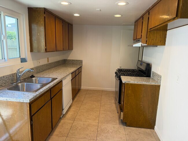 Building Photo - 1341 Eastpark Dr